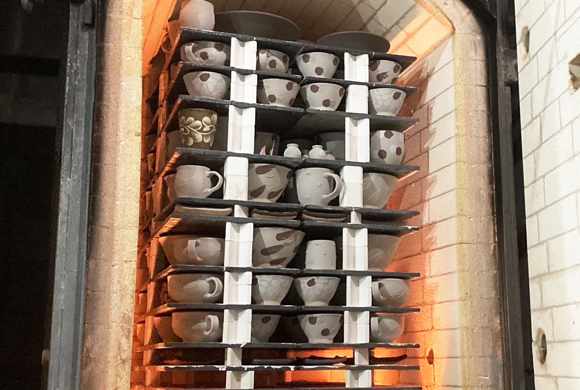 やちむんの窯焚き風景